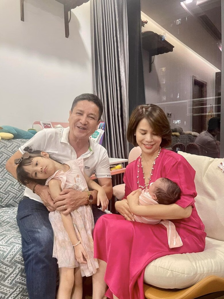 Ý Lan không chỉ là bạn đời mà còn là người gắn kết, yêu thương các cháu nội của nam nghệ sĩ.