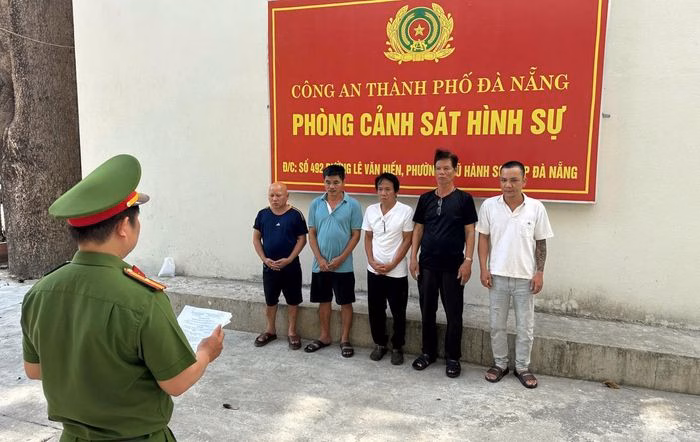 Lực lượng chức năng thi hành lệnh bắt giữ các đối tượng cầm đầu và đồng phạm trong đường dây lô đề.