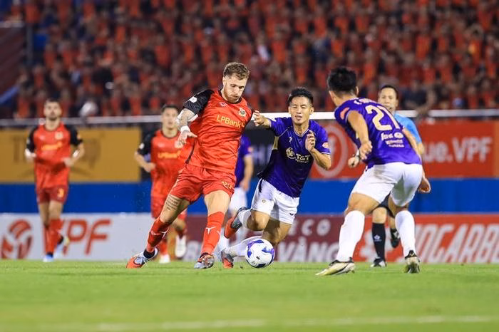Ninh Bình FC (áo đỏ) đang cho thấy sự hụt hơi đáng báo động trong giai đoạn quyết định của mùa giải. Ảnh: VPF