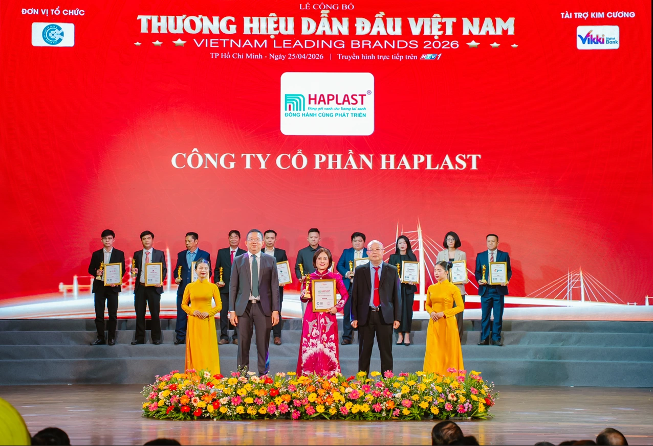 Chủ tịch Công ty Cổ phần Haplast Phạm Thị Hải Thanh nhận giải thưởng “Môi trường làm việc tốt nhất” (Ảnh: Haplast).