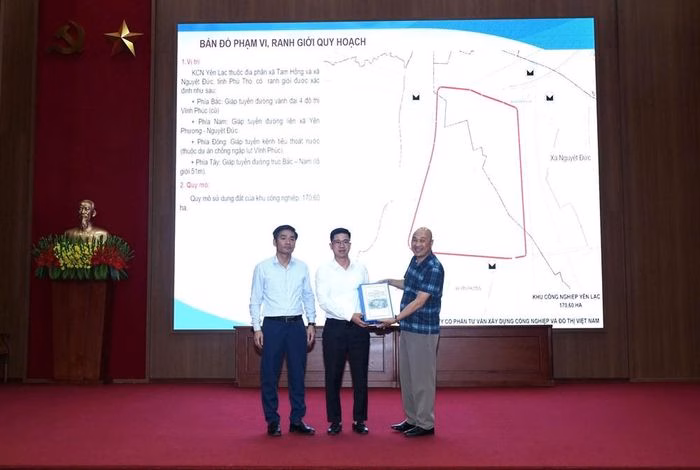 Đại diện Ban Quản lý các khu công nghiệp tỉnh Phú Thọ trao quyết định quy hoạch cho đại diện chính quyền địa phương.