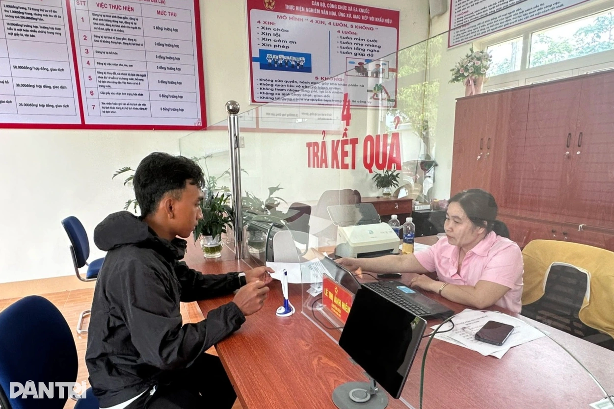 Việc lùi giờ làm việc giúp cán bộ, công chức và người dân chủ động hơn trong sinh hoạt và giao dịch (Ảnh minh họa: Thúy Diễm).