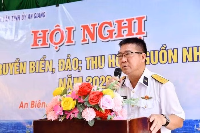 Trung tá Trịnh Quang Trung, Chủ nhiệm Chính trị Trung đoàn 551 (Vùng 5 Hải quân) truyền đạt nội dung tuyên truyền tại Trường trung học phổ thông An Biên.