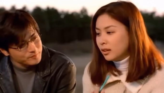 Cặp đôi Go So Young và Jang Dong Gun thời trẻ trong bộ phim đình đám 'Gió thổi khúc tình yêu' năm 1999. Ảnh: Nate