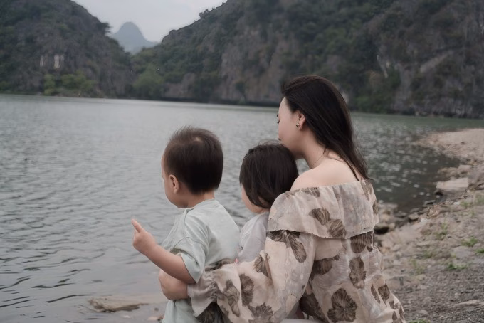 Jimmy và Jenny thường xuyên xuất hiện với vai trò "phụ bếp" nhí trong các vlog của mẹ