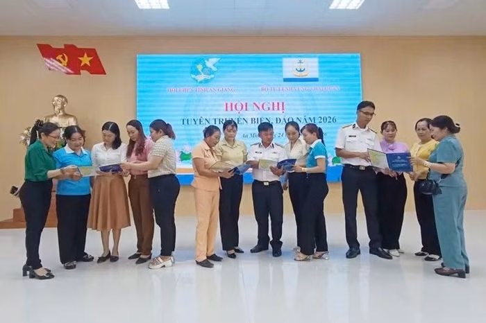 Cán bộ, hội viên phụ nữ xã An Minh tìm hiểu nội dung Chương trình “Hải quân Việt Nam làm điểm tựa cho ngư dân vươn khơi, bám biển”.