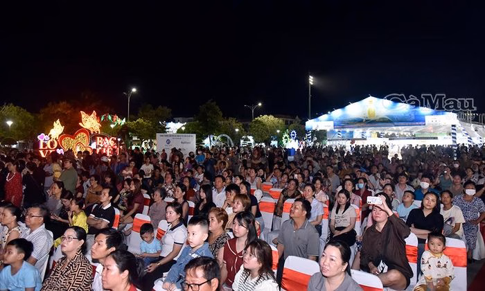 Đông đảo khán giả yêu thích cổ nhạc, đờn ca tài tử đến thưởng thức chương trình nghệ thuật.