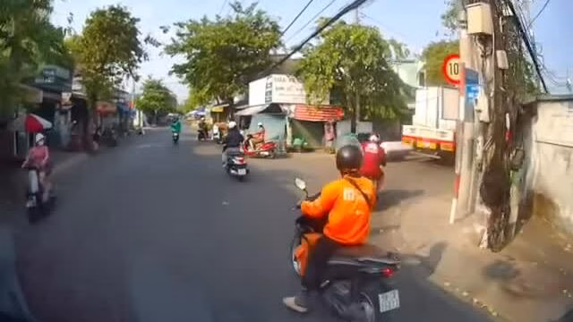Hình ảnh ghi lại khoảnh khắc khối kim loại rơi xuống từ xe tải trong quá trình di chuyển