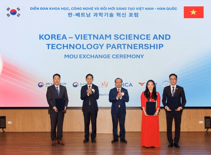 Ông Tô Bá Lâm – Hiệu trưởng Trường Đại học Quang Trung (phải), Ông Sam Yoosuk Kim – CEO Quandela Korea (trái) và Bà Rossy Nhung Nguyễn - CEO Quanova thực hiện ký kết hợp tác.