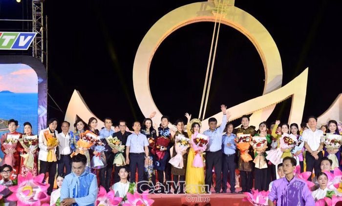 Các đồng chí lãnh đạo tỉnh tặng hoa chúc mừng các nghệ sĩ, diễn viên tham gia biểu diễn trong chương trình nghệ thuật “Vầng trăng cổ nhạc” lần 263 diễn ra tại Cà Mau.