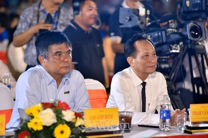 Đồng chí Phạm Văn Thiều, Phó Bí thư Tỉnh ủy, Chủ tịch HĐND tỉnh Cà Mau (bìa phải) và ông Cao Anh Minh, Tổng Giám đốc Đài Phát thanh và Truyền hình Thành phố Hồ Chí Minh, thưởng thức chương trình.