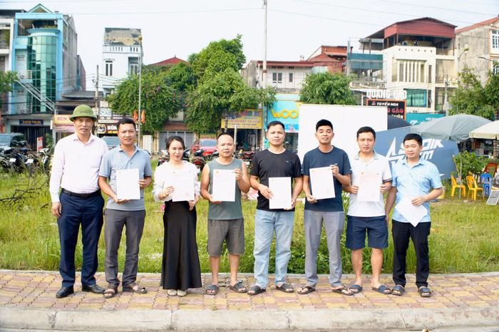 Ông Trần Văn Hòa, Phó Trưởng phòng kinh tế xã Tây Phương trao giấy chứng nhận cho các khách hàng hoàn thành nghĩa vụ tài chính. Ảnh: Hữu Dũng
