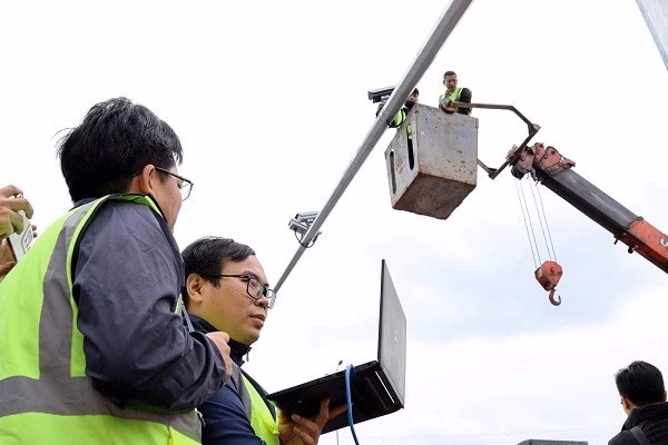 Cơ quan chức năng triển khai lắp đặt hệ thống camera phạt nguội nhằm nâng cao ý thức chấp hành luật giao thông. Ảnh: Công an tỉnh Đồng Nai