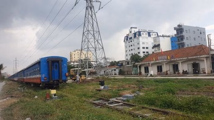 Tiếng ồn và rung chấn từ đường sắt tạo ra nguồn năng lượng tiêu cực, lấn át sinh khí của ngôi nhà.