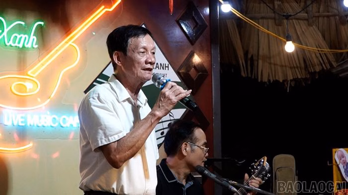 Ông Trần Duy Tâm, dù đã ngoài 70 tuổi, vẫn là một thành viên năng nổ, minh chứng cho tinh thần lạc quan thông qua âm nhạc.