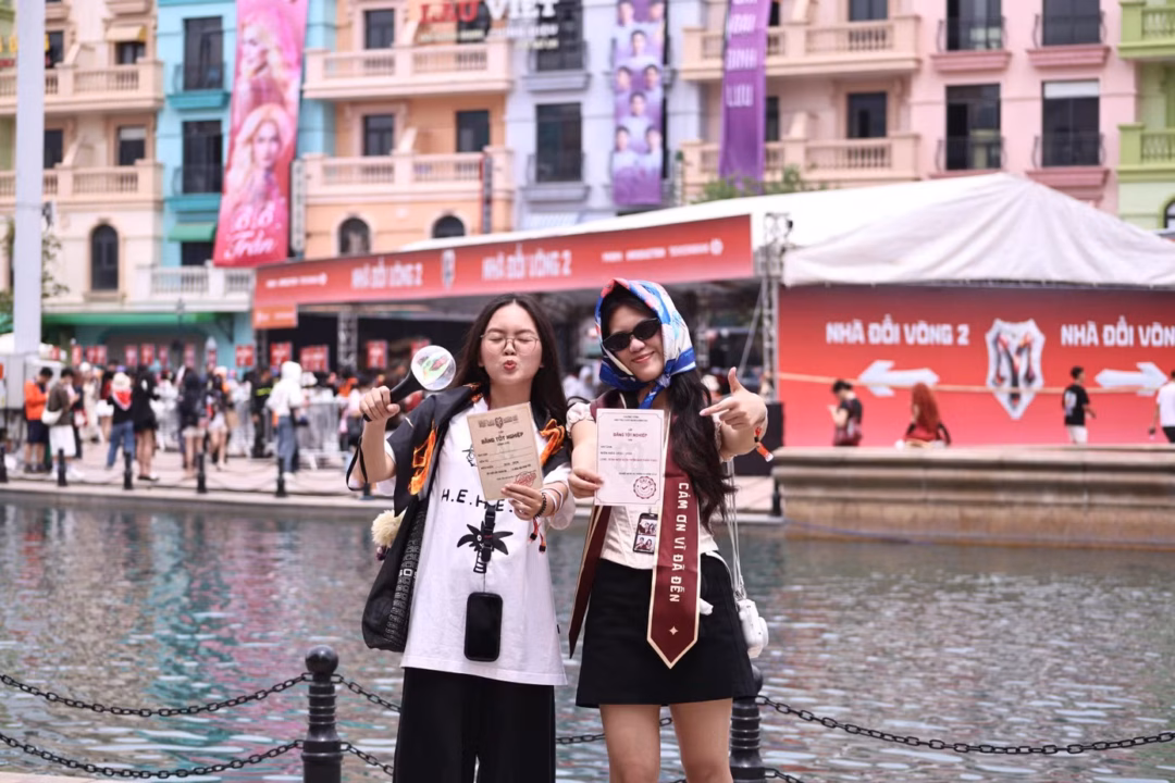 Sự kết hợp giữa trang phục cử nhân và những phụ kiện đặc trưng tạo nên diện mạo độc đáo cho các fan.