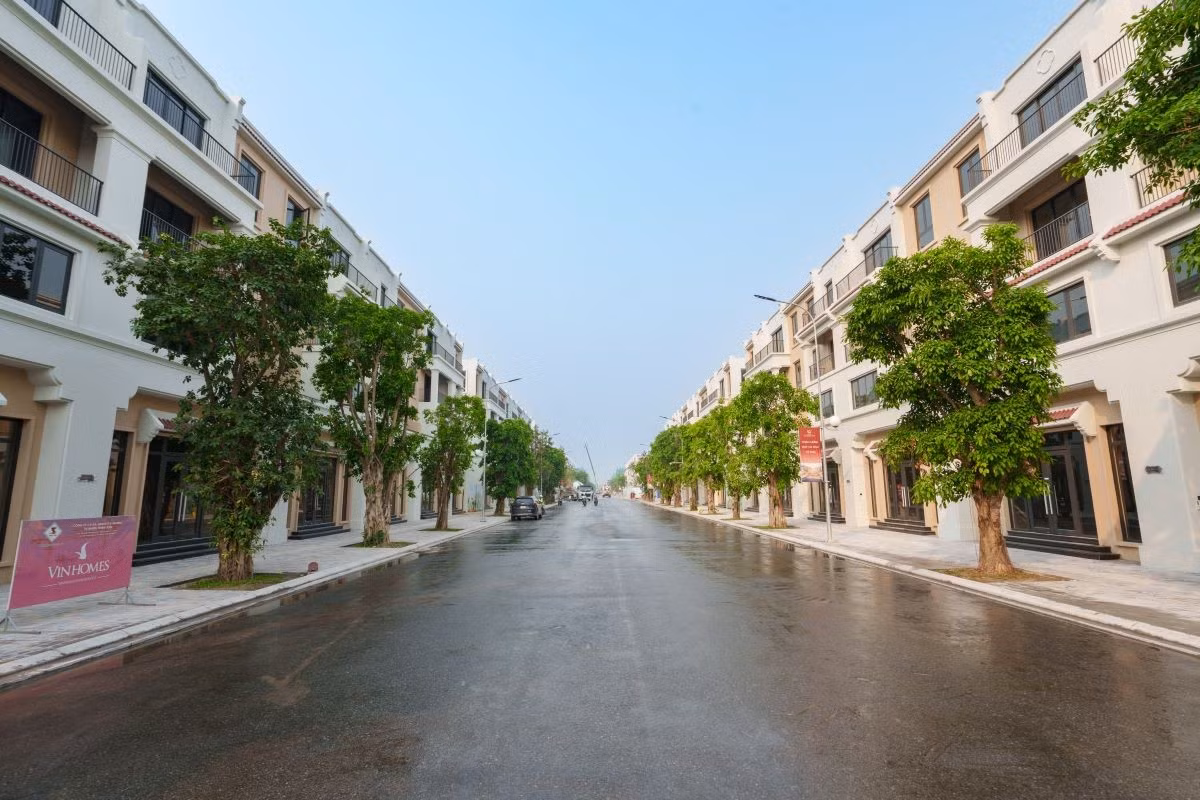 Mặt tiền rộng mở cùng vị trí trên đại lộ giúp shophouse tối ưu khả năng trưng bày và thu hút khách hàng.