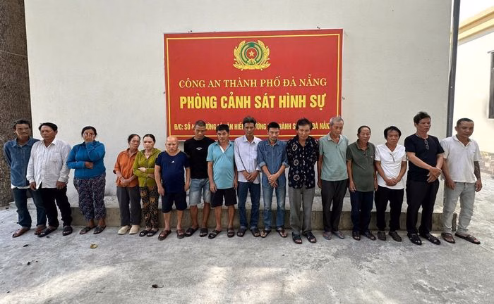 Nhiều thiết bị điện tử và tiền mặt được thu giữ, là bằng chứng quan trọng để củng cố hồ sơ vụ án.