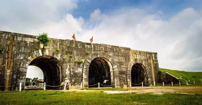 Thành nhà Hồ là minh chứng cho kỹ thuật xây dựng đá độc đáo từ triều Trần, hiện là điểm đến thu hút du khách nhờ sự kết hợp giữa giá trị lịch sử và các hoạt động quảng bá hiện đại. Ảnh: Sưu tầm.