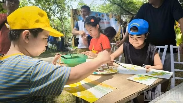 Hoạt động mỹ thuật giúp các em nhỏ tiếp cận và yêu thêm nghệ thuật truyền thống.