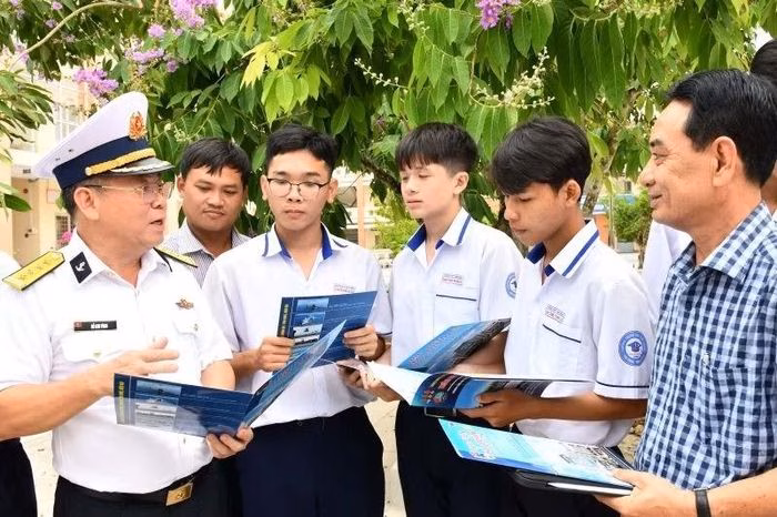 Đại tá Đỗ Kim Tùng, Chính ủy Trung đoàn 551 (Vùng 5 Hải quân) giới thiệu quy trình đăng ký tuyển sinh vào Học viện Hải quân và Trường cao đẳng Kỹ thuật Hải quân cho học sinh Trường trung học phổ thông Thạnh Đông.
