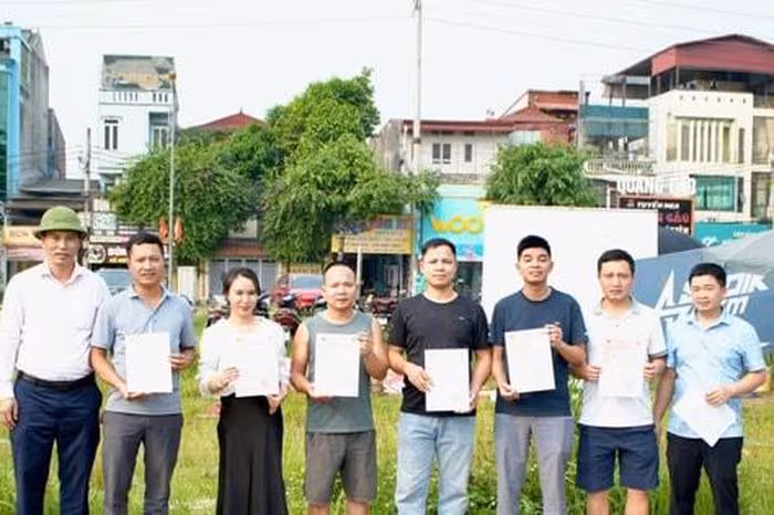 Xã Tây Phương hoàn tất thủ tục cấp 34 sổ đỏ cho người trúng đấu giá đất
