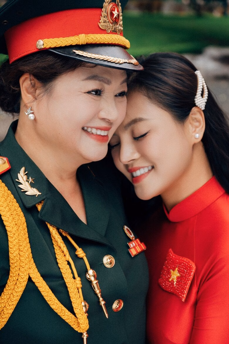 Bà là một Thượng tá quân đội.