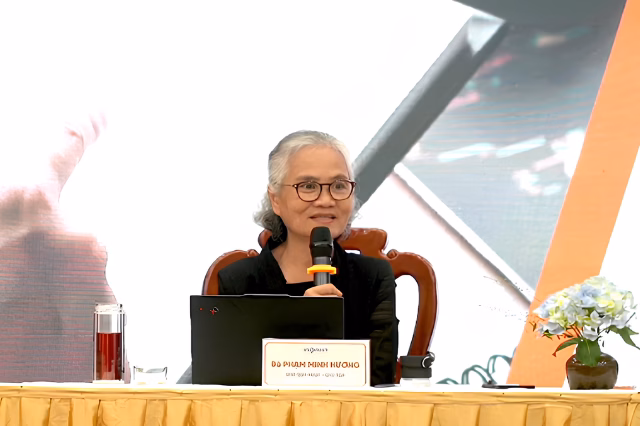 Bà Phạm Minh Hương trả lời cổ đông tại đại hội - Ảnh chụp màn hình