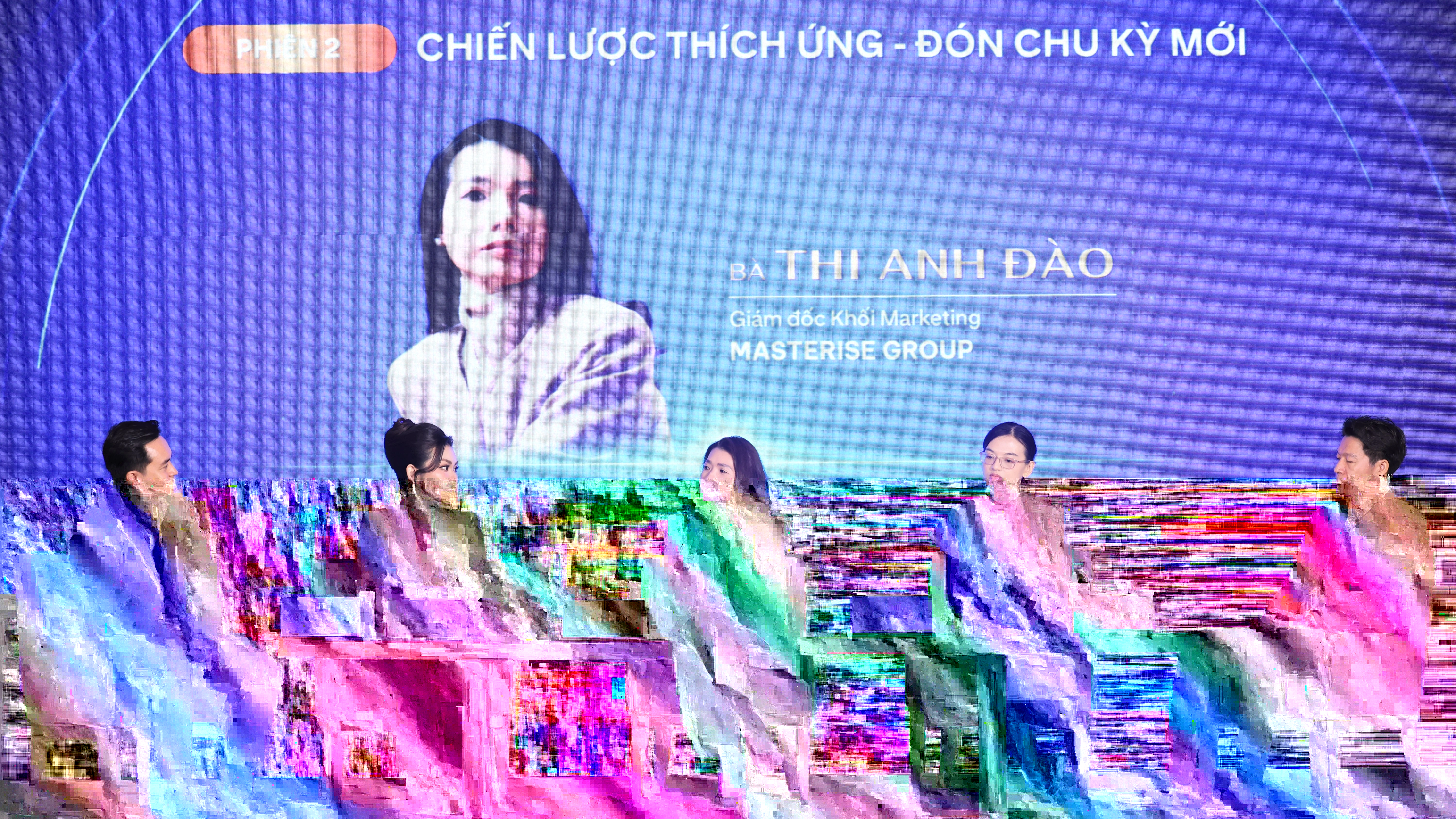 Bà Thi Anh Đào phân tích về xu hướng dịch chuyển của thị trường bất động sản cao cấp tại phiên tọa đàm (Ảnh: BĐT).