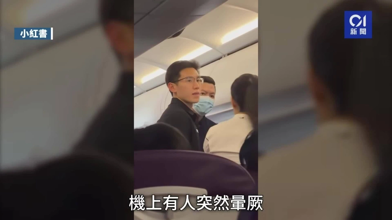 Khoảnh khắc bác sĩ Ryan Cheung tập trung hỗ trợ hành khách gặp sự cố trên chuyến bay HK Express. Video: YouTube/@01official