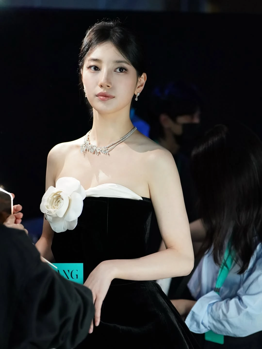 Vẻ đẹp thoát tục của Bae Suzy được nâng tầm nhờ bộ trang sức kim cương Piaget Limelight Garden Party.