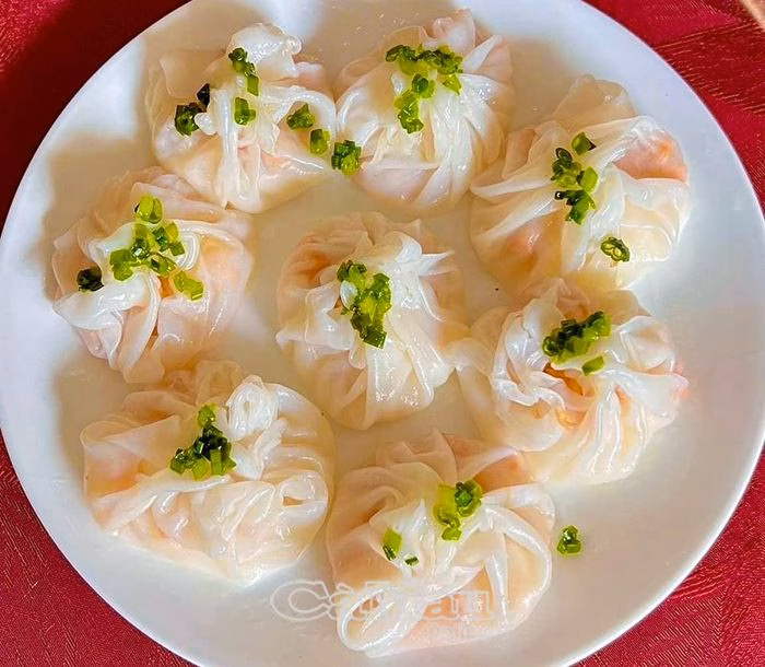 Bánh củ cải nhân hẹ xào tôm thịt hấp dẫn.
