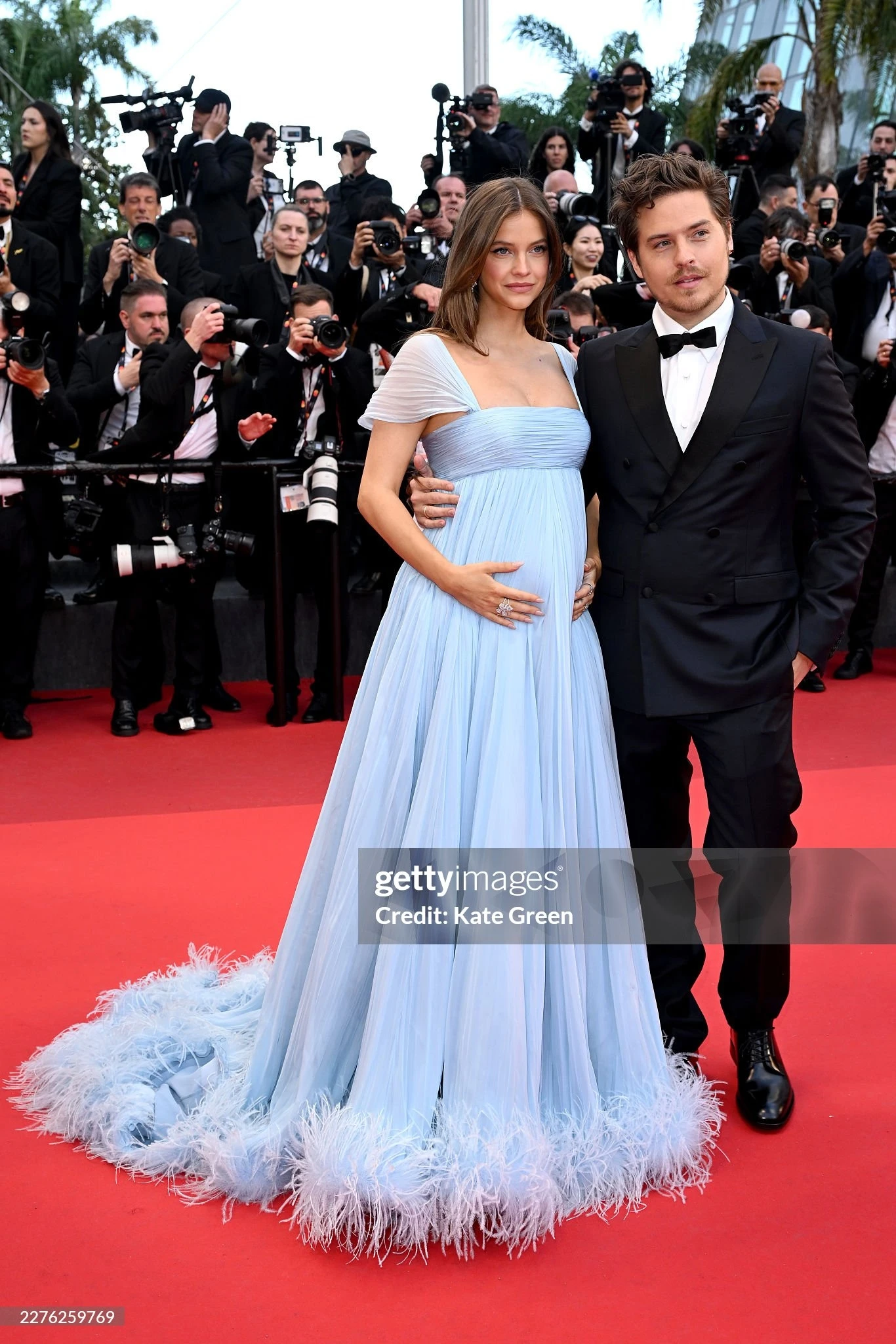 Thần thái minh tinh của mỹ nhân Hungary khiến thảm đỏ Cannes thêm phần rực rỡ.