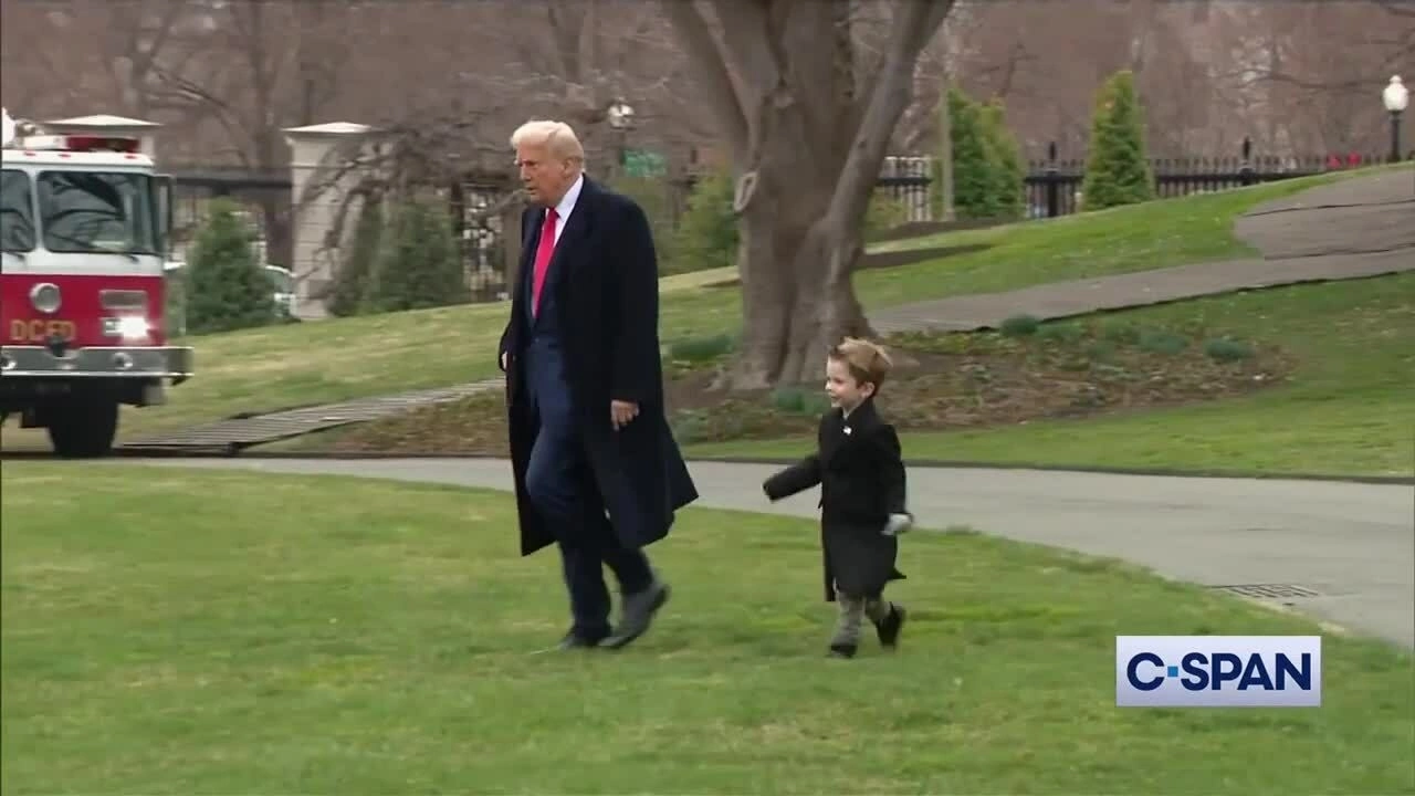 Bé X chạy theo Tổng thống Trump tại Nhà Trắng hồi tháng 3/2025. (Video: C-Span)