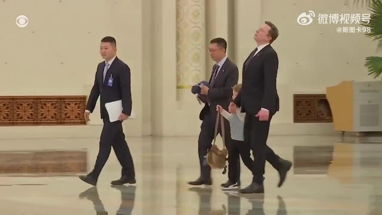 Bé X mặc áo lụa tơ tằm và đeo túi thêu hình hổ ngụ ý may mắn trong chuyến thăm Trung Quốc ngày 14/5. Mẫu túi này đã nhanh chóng cháy hàng sau khi hình ảnh của bé lan truyền. (Video: Weibo)