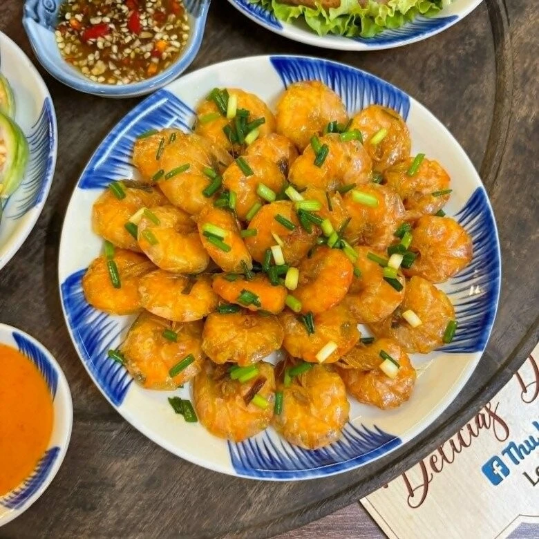 Cách chế biến món tôm rang đậm đà cho mâm cơm ngày hè