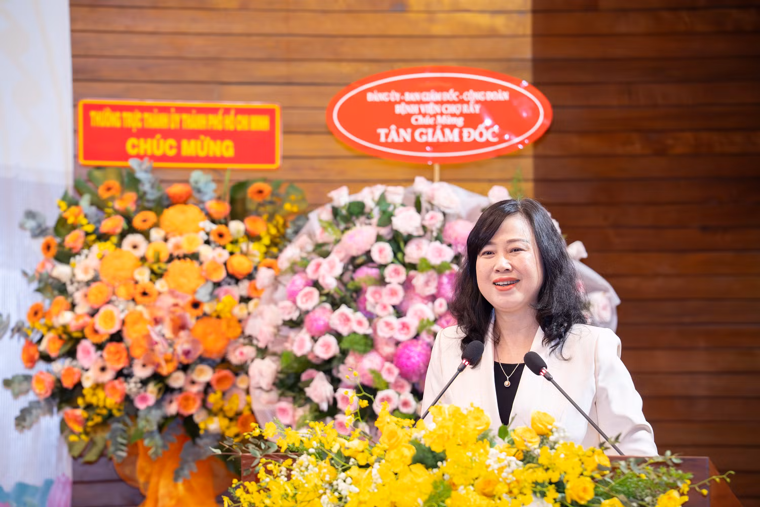 Bộ trưởng Đào Hồng Lan yêu cầu phải từng bước giãn mật độ bệnh nhân để nâng cấp điều kiện khám chữa bệnh văn minh hơn
