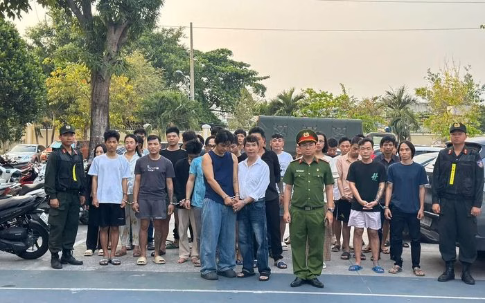 Ca sĩ Long Nhật, Sơn Ngọc Minh cùng các đối tượng bị Công an TP.HCM bắt giữ (Nguồn ảnh: Công an TP Hồ Chí Minh)