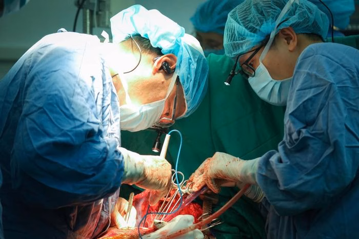 Các bác sĩ tại Bệnh viện Hữu Nghị Việt Đức thực hiện ca ghép phổi. BVCC