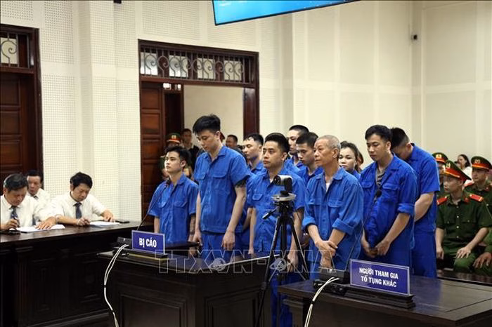 Các bị cáo nghe Hội đồng xét xử tuyên án.
