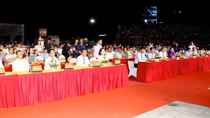 Các đại biểu tham dự chương trình.