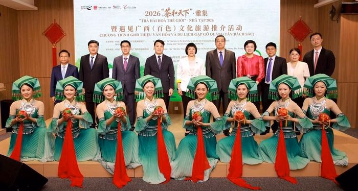 Đại biểu và các nghệ sĩ cùng giao lưu trong không gian đậm chất nghệ thuật