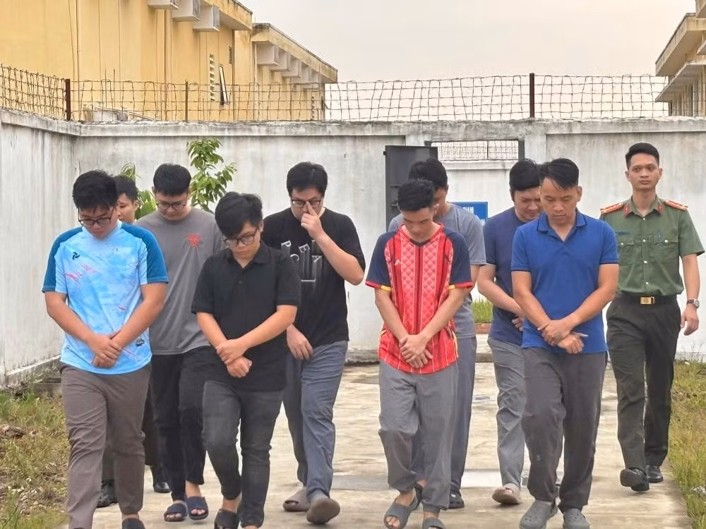 Các đối tượng bị cơ quan điều tra bắt giữ khi đang vận hành hệ thống đánh bạc.