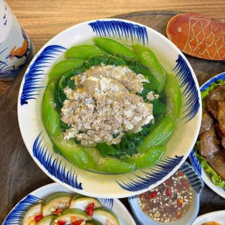 Nồi canh cua mồng tơi mướp xanh mướt, thanh mát