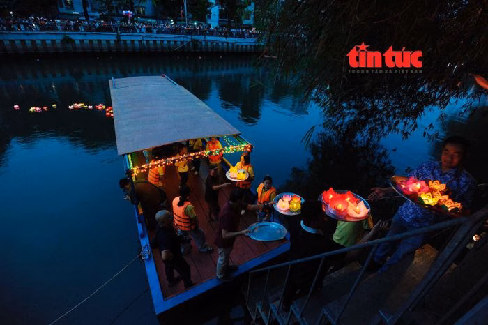 Cảnh đêm hội