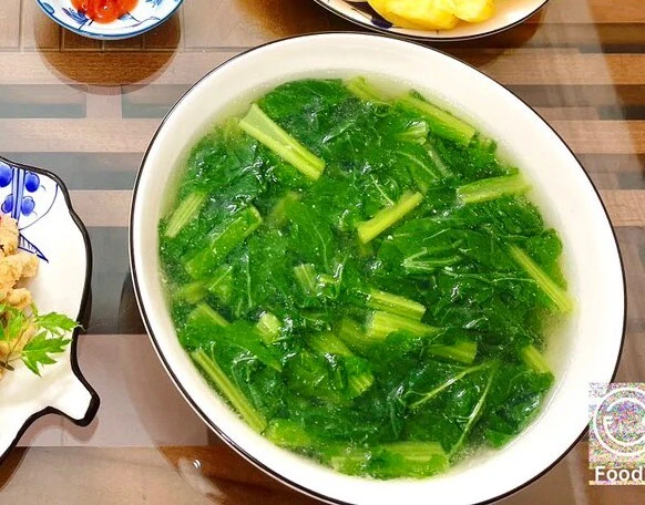 Canh rau cải nấu gừng giúp giải nhiệt và tốt cho tiêu hóa