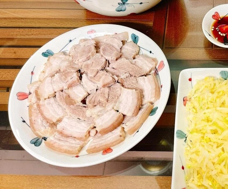 Canh trứng cà chua nấm đông cô thanh mát