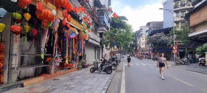 Phố Hàng Mã trở nên vắng vẻ hơn khi các quy định về trật tự đô thị được thực hiện nghiêm ngặt.
