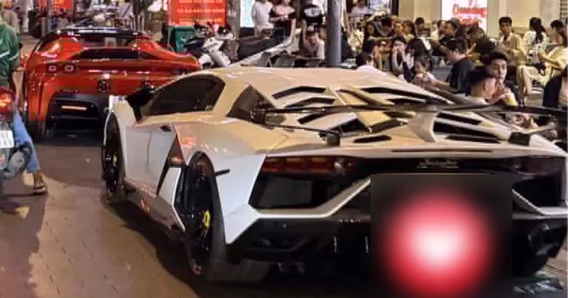 Cặp siêu xe Ferrari SF90 Spider và Lamborghini Aventador SVJ gây chú ý ở TPHCM