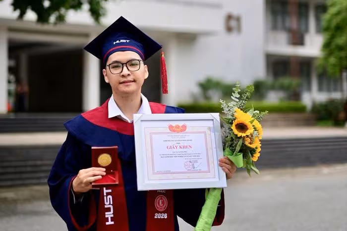 Chàng trai tốt nghiệp xuất sắc ĐH Bách khoa với loạt dự án AI, xử lý ngôn ngữ